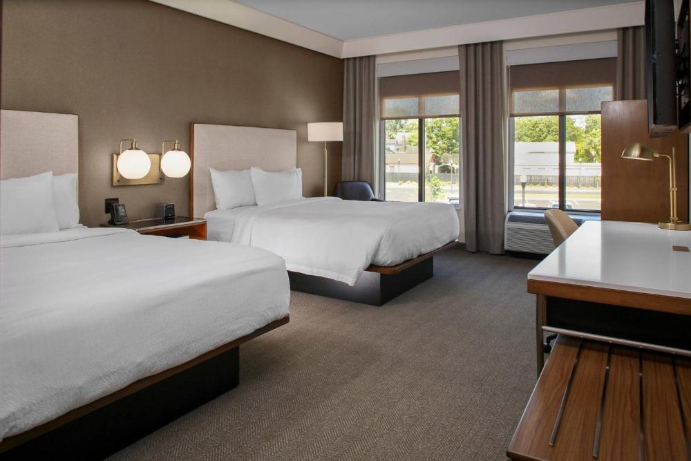 Queen Guest Room with 2 Queen Beds  - City View interior