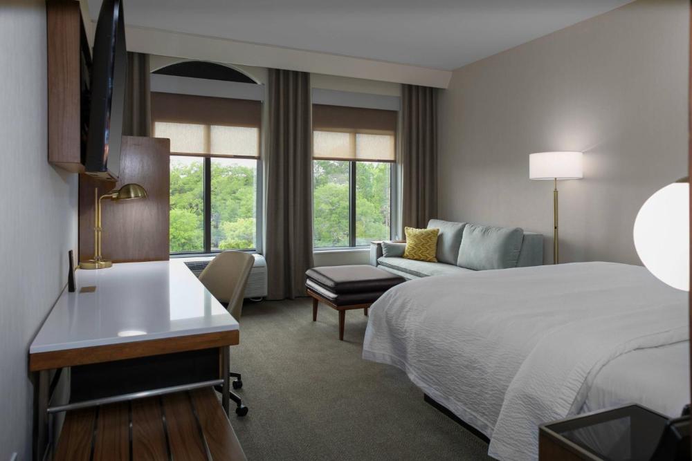 King Guest Room with Sofa Bed and City View interior